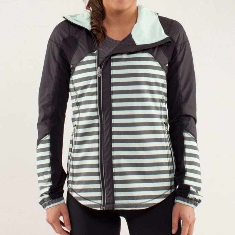 Lululemon Get up and Glow Jacket Size 8 in Mint and Black